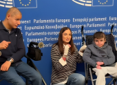 Leo, junto a dos acompañantes, expuso su pedido de tratamiento de 20 millones de dólares ante el Parlamento Europeo.