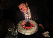El reguetonero puertorriqueño reapareció en Instagram para festejar su cumpleaños número 32 con una imagen frente a un pastel.