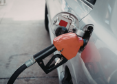 Referencial. El precio de la gasolina en Ecuador podría incrementarse hasta un 5 %, según el nuevo esquema de ajustes anunciado por el Gobierno.