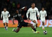 Willian Pacho, defensor del PSG, durante el partido de ida de octavos de final de Champions League ante Chelsea.
