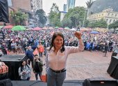 Sandra Ramírez, fue candidata al Senado por el partido Fuerza Ciudadana y viuda del comandante de las FARC, Manuel Marulanda, alias Tiro Fijo, levanta el puño cerrado en un acto de cierre de su campaña en Bogotá el 1 de marzo de 2026.