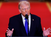 Donald Trump durante un discurso oficial, mientras nuevos archivos del FBI lo vinculan al caso Jeffrey Epstein.