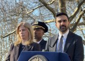 El alcalde de Nueva York, Zohran Mamdani (d), habla junto a la comisionada del Departamento de Policía de (NYPD), Jessica S. Tischwith.