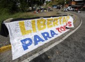 Una pancarta con la leyenda "Libertad para todos" se exhibe frente a la cárcel El Rodeo I en Guatire, estado Miranda, Venezuela, el viernes 20 de febrero de 2026.