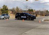 Un carro de Policía después de que un hombre armado con un fusil embistiera un vehículo contra la sinagoga Temple Israel de West Bloomfield, cerca de Detroit ( EE.UU.).