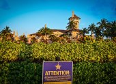 Agentes abatieron a un hombre armado que ingresó ilegalmente a las instalaciones de la propiedad Mar-a-Lago, del presidente Donald Trump, en Florida.