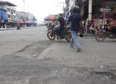 En García Moreno y Eloy Alfaro, en pleno centro de Milagro, los baches incomodan a la movilidad y aumentan el riesgo de siniestros viales.