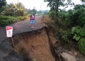 Socavones y hundimientos afectan la vía Paján – Olmedo tras las intensas lluvias, poniendo en riesgo la movilidad de transportistas y habitantes de la zona rural de Manabí.