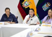 La vicepresidenta María José Pinto (centro) está a cargo de la salud en Ecuador.