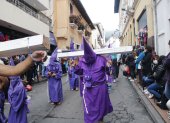 Fieles participan en las procesiones de Semana Santa en Quito, una tradición religiosa que cada año recorre el Centro Histórico de Quito.