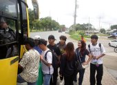 A diario, universitarios tienen problemas para abordar buses desde sus centros de estudio, sobre todo en la vía a la costa, en el oeste de Guayaquil.