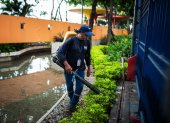 El Municipio de Guayaquil realiza labores de mantenimiento en los malecones.