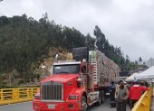 Una foto referencial de los trailers que van de Ecuador a Colombia cruzando el puente internacional Rumichaca.
