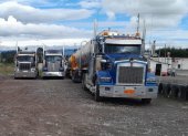 Carchi. Trailers que no lograron pasar la frontera, con carga al mercado colombiano.