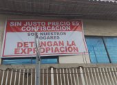 Los perjudicados, moradores de la avenida Cacique Tomalá, exigen que se detengan las expropiaciones.