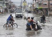 La movilidad en Milagro se volvió más complicada aún con las calles inundadas.