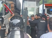 Manifestantes cierran la vía Alóag-Santo Domingo en protesta por alza del peaje.