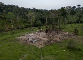 Vista aérea de los daños causados ​​por una bomba lanzada por el ejército ecuatoriano en la región de Lago Agrio, provincia de Sucumbíos, en la frontera con Colombia, el 18 de marzo de 2025.