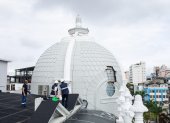 Técnicos del Cabildo inspeccionan el elemento dañado en la cúpula del Palacio Municipal de Guayaquil.