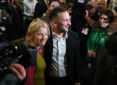 La candidata ganadora del Partido Verde, Hannah Spencer (izq.), con el líder del Partido Verde, Zack Polanski (der.), en Manchester, Gran Bretaña, el 27 de febrero de 2026.