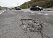 Baches y grietas hay en toda la extensión de la Ruta Viva.