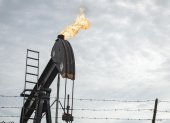 Fotografía que muestra un balancín de petróleo.