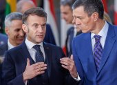 El presidente del Gobierno español, Pedro Sánchez, y el presidente francés Enmanuel Macron, durante la reunión formal de los miembros del Consejo Europeo en Bruselas, Bélgica, este jueves.