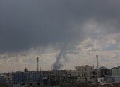 Se eleva humo tras un ataque con drones iraníes contra el aeropuerto de Erbil, en Erbil, Irak, el 28 de febrero de 2026