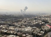 Una columna de humo emerge del centro de Teherán tras un ataque israelí este sábado.