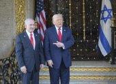 El primer ministro israelí, Benjamín Netanyahu (i), a su llegada este lunes para una reunión con el presidente de EE.UU.