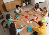 El trilingüismo en instituciones educativas no solo amplía oportunidades internacionales, sino que desarrolla pensamiento crítico y mentalidad intercultural.