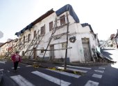 Solo la fachada de la casa patrimonial en la Tola es lo que la mantiene en pie. Se realizó un apuntalamiento.
