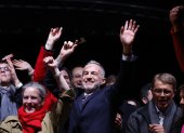 El candidato a la alcaldía por el Partido Socialista (PS) y la coalición de izquierda, Emmanuel Grégoire (C), celebra con sus seguidores en París, Francia. EFE/Yoan Valant