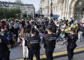 Policías frente a varias personas en una manifestación convocada por la asociación Utopía 56 en apoyo a varias familias sin hogar frente al ayuntamiento de París, el 5 de agosto de 2025