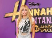 Con trece años la artista alcanzó la fama internacional que le otorgó numerosos premios y la llevó a firmar con Hollywood Records