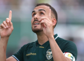 Jhasmani Campos, volante de la selección de Bolivia, realiza un gesto de agradecimiento durante un enfrentamiento