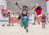 Yanna Guillín sacó la bandera de Ecuador antes de llegar a la meta y ser la única mujer en conquistar el Tunari durante la prueba extrema en suelo boliviano.