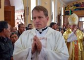 El sacerdote Maximiliano José Estupiñán Gaisbauer fue hallado sin vida el lunes 23 de marzo de 2026 en su casa, en Guayllabamba.