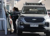 Una persona abastece de combustible un vehículo en una estación de servicio este martes, en Santiago (Chile).