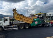 En el redondel de Las Bañistas, en Cumbayá, se realizó el tendido de carpeta asfáltica en ambos carriles.