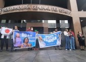 Priscila Schettini y militantes de la RC realizaron un plantón en los exteriores de la Procuraduría, en el norte de Quito.