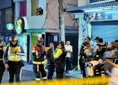 Personal de emergencia atiende a un ciudadano extranjero herido tras ataque armado en Tumbaco.