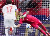 Hernán Galíndez, portero de Ecuador, en el momento que ataja el penal a Marruecos.