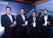 Phillippe Cisneros, Gerente de Producto de dispositivos móviles; Jaime Simó, Gerente de división de dispositivos móviles; Jay Park, Presidente de Samsung Electronics Ecuador; Carlos Zapata, Gerente de Marketing de Samsung Ecuador.