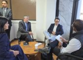Las autoridades reunidas con el gobernador de Carchi para ver alternativa de comercio frente a las sobretasas de 50 % que Ecuador puso a Colombia.