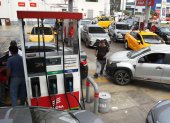 Fotografía donde se observan vehículos en una estación de servicio este martes, 3 de marzo de 2026, en Lima (Perú).