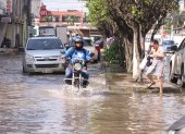Motociclistas y autos sufren estragos por la inundaciónen las calles de milagro