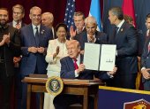 El presidente de Estados Unidos, Donald Trump (c), muestra un documento junto a mandatarios latinoamericanos en la cumbre bautizada como ‘Escudo de las Américas’ este sábado en Miami.