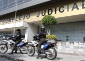 Agentes de la policía vigilaban los exteriores del Complejo Judicial Norte de Quito, en donde se desarrolla la audiencia de juicio del caso Triple A.