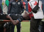 Jean Arroyo fue retirado de la cancha en camilla.